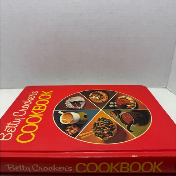 Vintage 1972 Betty Crocker‘s Red Pie Cookbook Textbook Style - Picture 2 of 6